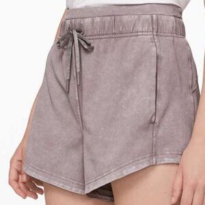 LULULEMON INNER GLOW SHORT 3” | SIZE 6 | WASHED HALF MOON
